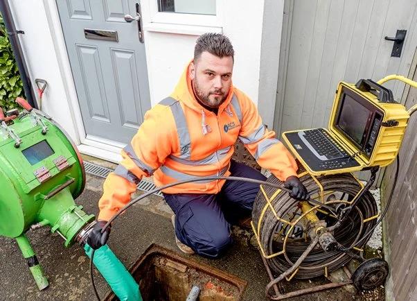 Technicien FranceCanal réalisant une inspection caméra dans un regard